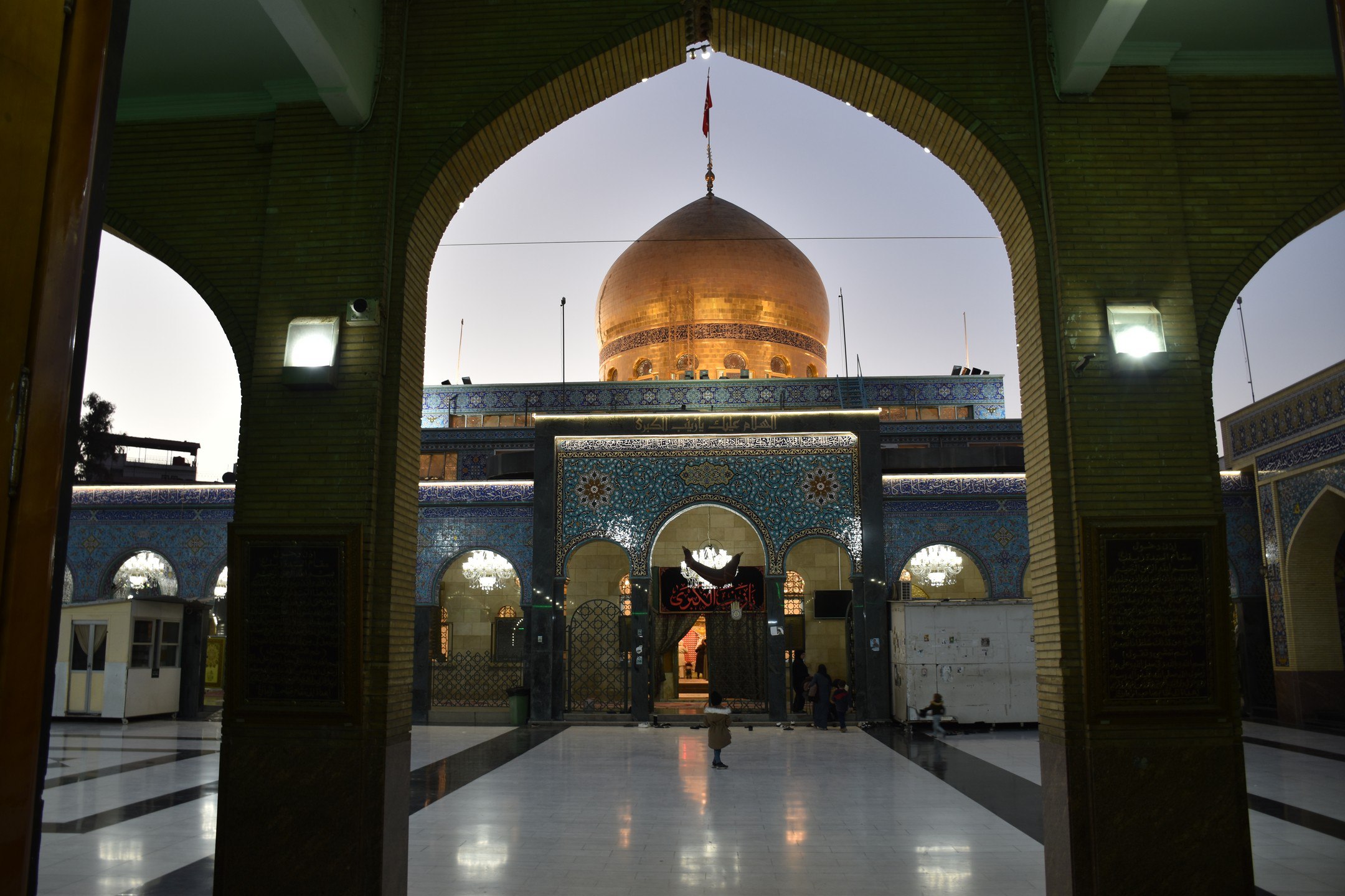 مدیریت حرم حضرت زینب(س): به صورت عادی از زائرین در این بارگاه استقبال می‌کنیم