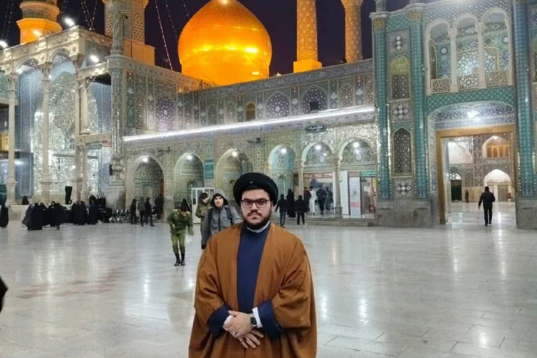 معمم شدن فرزند شهید نصرالله به عمامه پدر با دستان مبارک رهبر انقلاب/ قول فرزند شهید نصرالله در کنار پیکر پدر