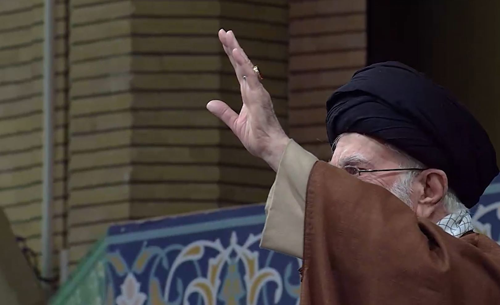Video: Moment Imam Khamenei entered Husseiniyeh of Imam Khomeini meeting of thousands of Ahlul Bayt eulogists