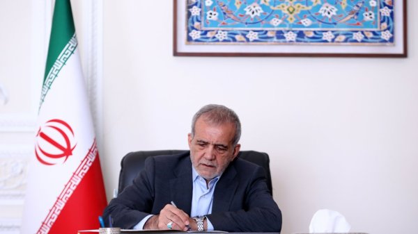 Iranian president extends congratulations on arrival of New Year 