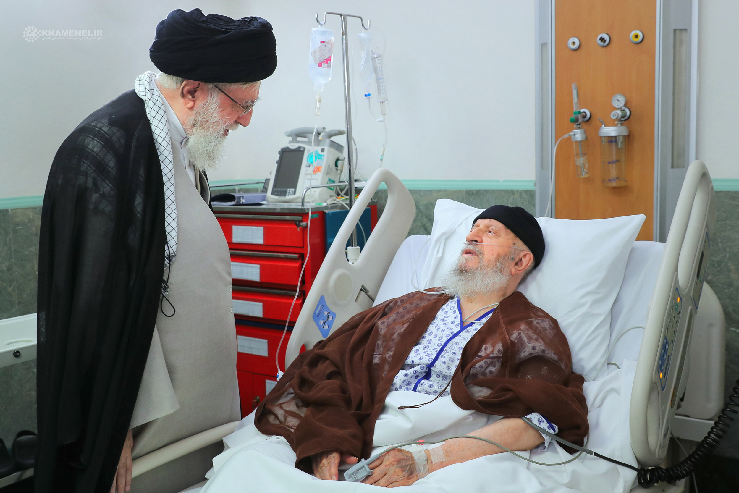 عیادت رهبر انقلاب اسلامی از حضرت آیت‌الله مکارم شیرازی + ویدیو
