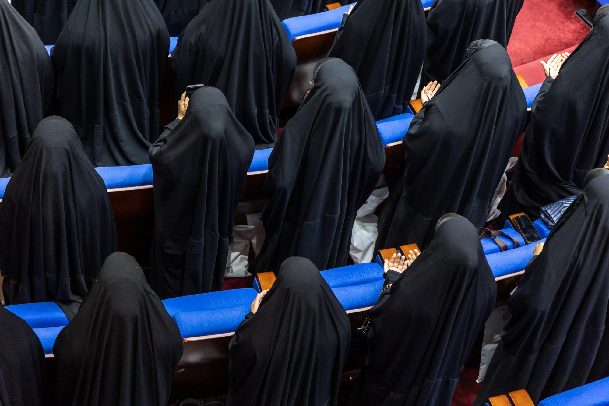 Honored female students thank Al-Abbas shrine for its interest in wearing Abaya Zaynabiya (+Photos)