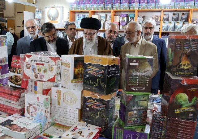 بازدید رهبر انقلاب از نمایشگاه کتاب  