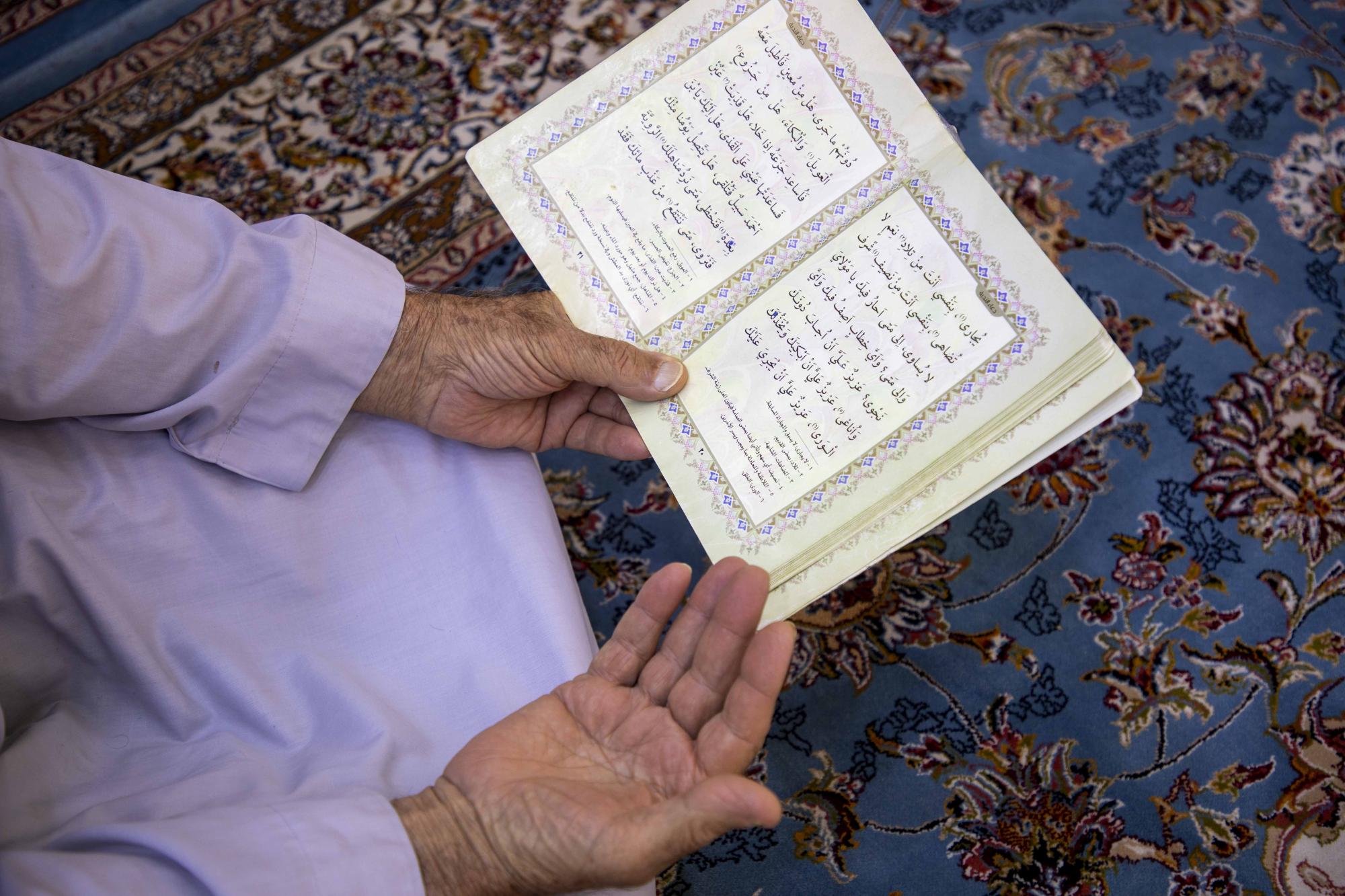 Believers recite Nudba supplication at Maqam of Imam al-Mahdi 