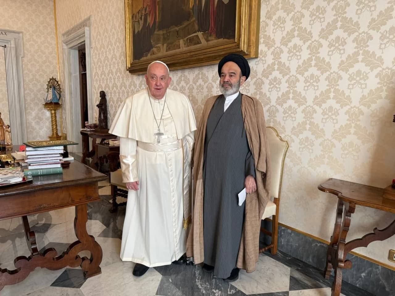 In a meeting with senior Shia scholar: Pope vows to try to establish peace, friendship in world