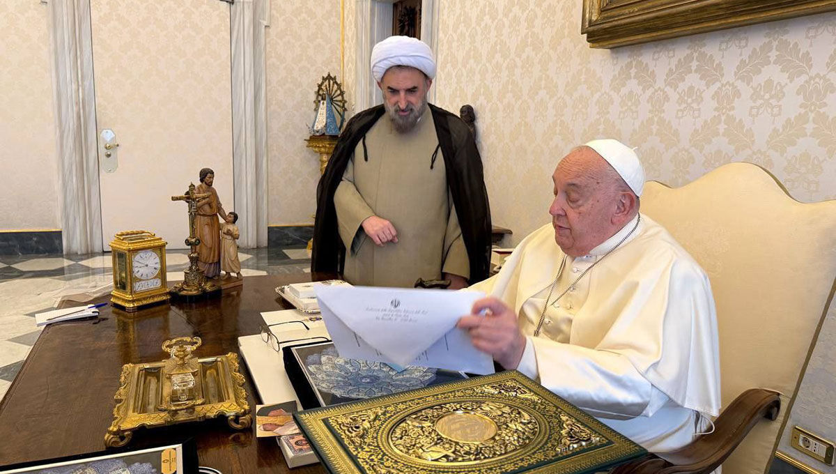 Pope receives plaque containing Imam Khamenei’s remarks about Jesus Christ