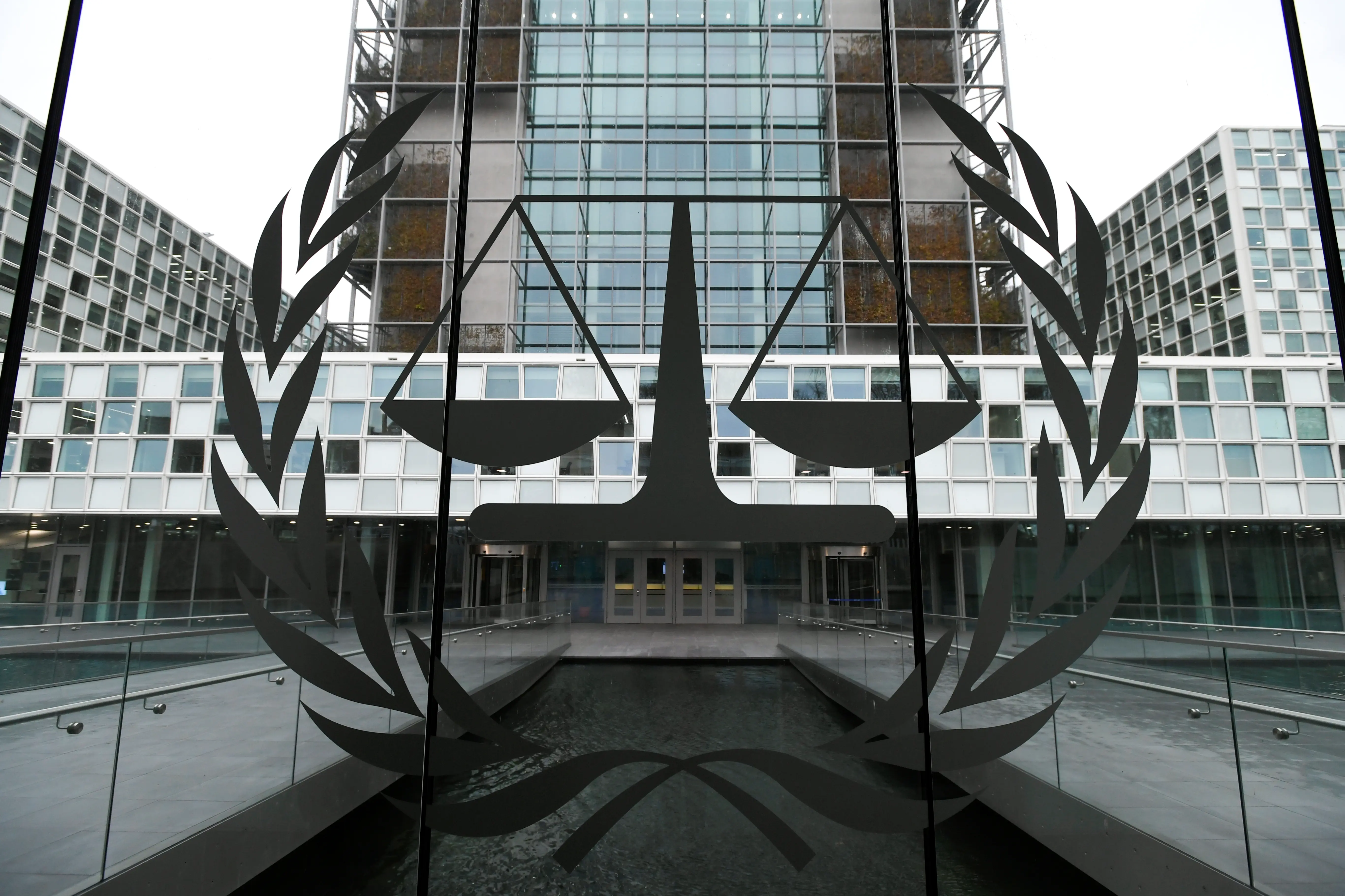 The US full-scale defense of criminals/ Paradoxical positions towards the rulings of international courts