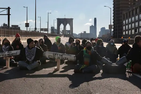 Video: Pro-Palestinian demonstrators block Brooklyn Bridge in New York