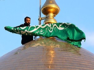 تعویض پرچم گنبد حرم حضرت معصومه(س) در آستانه ماه محرم