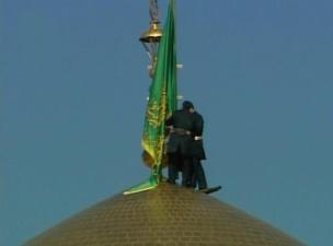 پرچم سياه گنبد و بارگاه حرم امام رضا(ع) تعویض شد