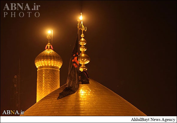 فیلم/ تعویض پرچم سرخ حرم امام حسین(ع) در کربلا با پرچم سیاه عزاداری