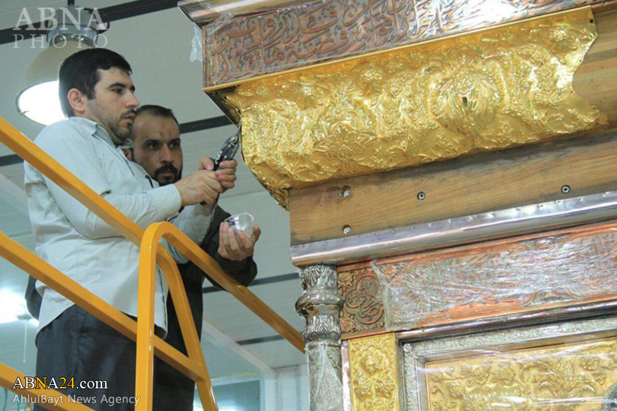 عکس خبری/ نصب نوار زرین بالای ضریح جدید حضرت عباس(ع)