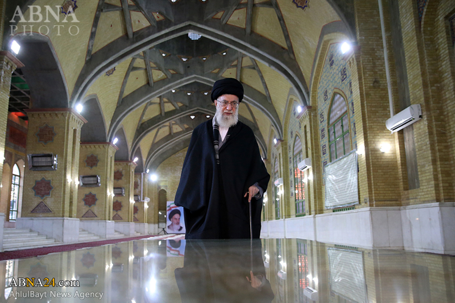 رهبر معظم انقلاب اسلامی در مرقد مطهر امام راحل و گلزار شهدای بهشت زهرا حضور یافتند 